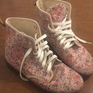 Doc Martens Shoreditch Canvas Lace-up Boot